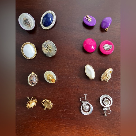 Lot of 8 pairs of vintage gold-tone and silver-tone women's earrings - Picture 3 of 7